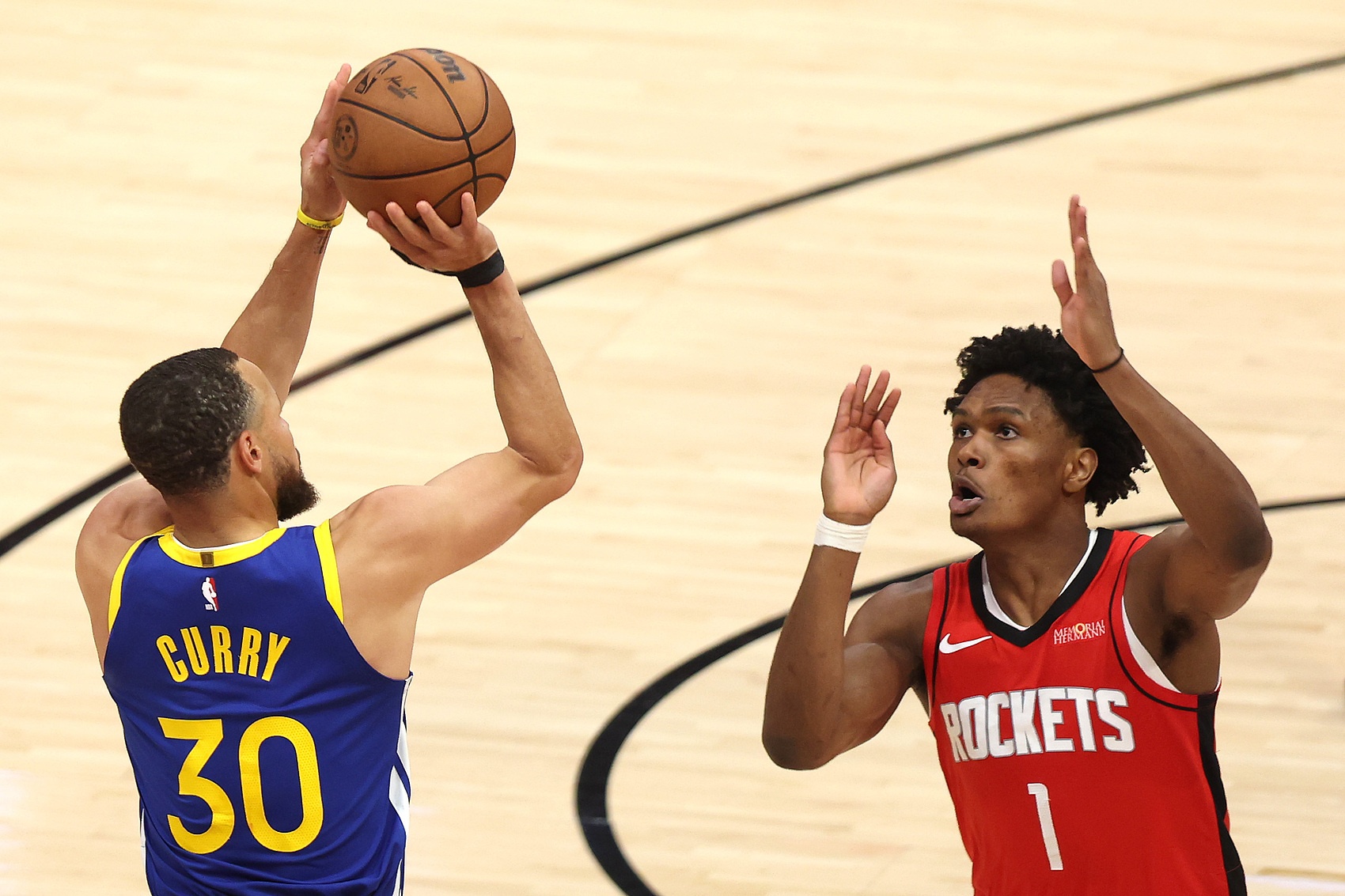 库里：阿门-汤普森斗志昂扬 他整个系列赛都是如此 他喜欢挑战