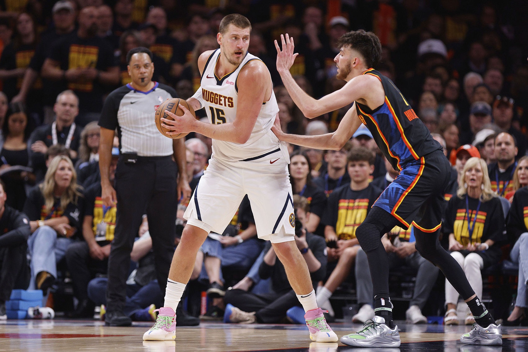 戈登：对手先对约基奇犯规&但裁判不吹 然后却接着吹约基奇犯规