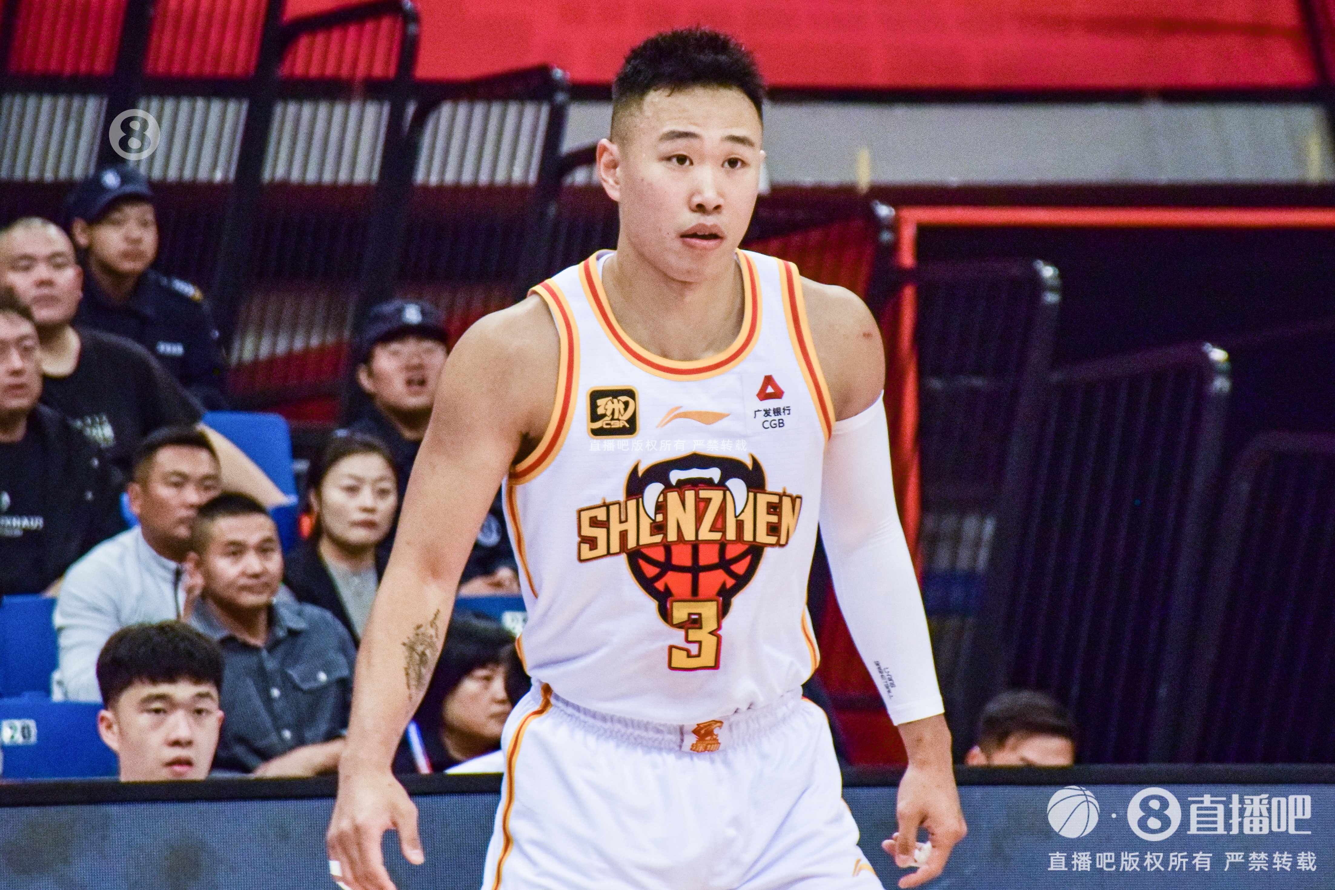 记者：结束假期的贺希宁已经在洛杉矶开始训练了