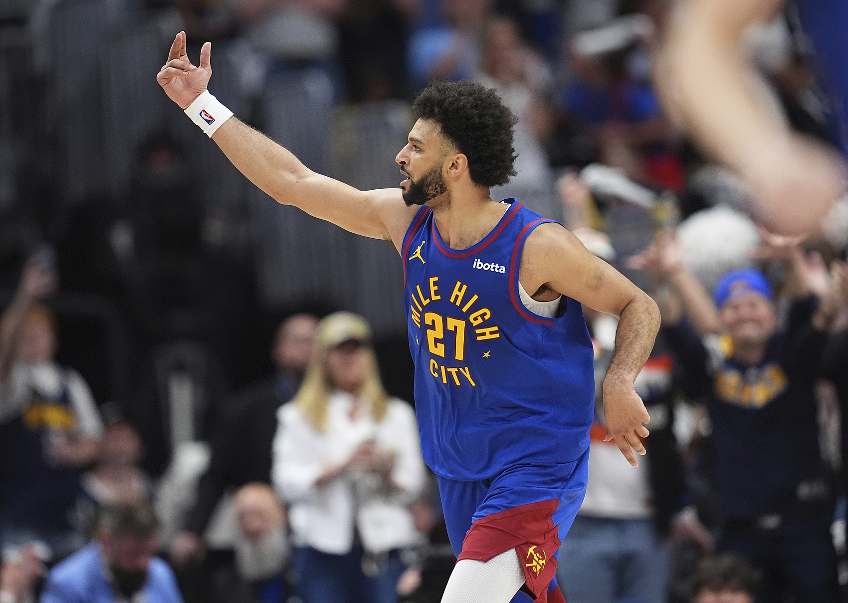 攻防兼备！穆雷19中9砍27+8+4断 下半场16分&防守也亮眼