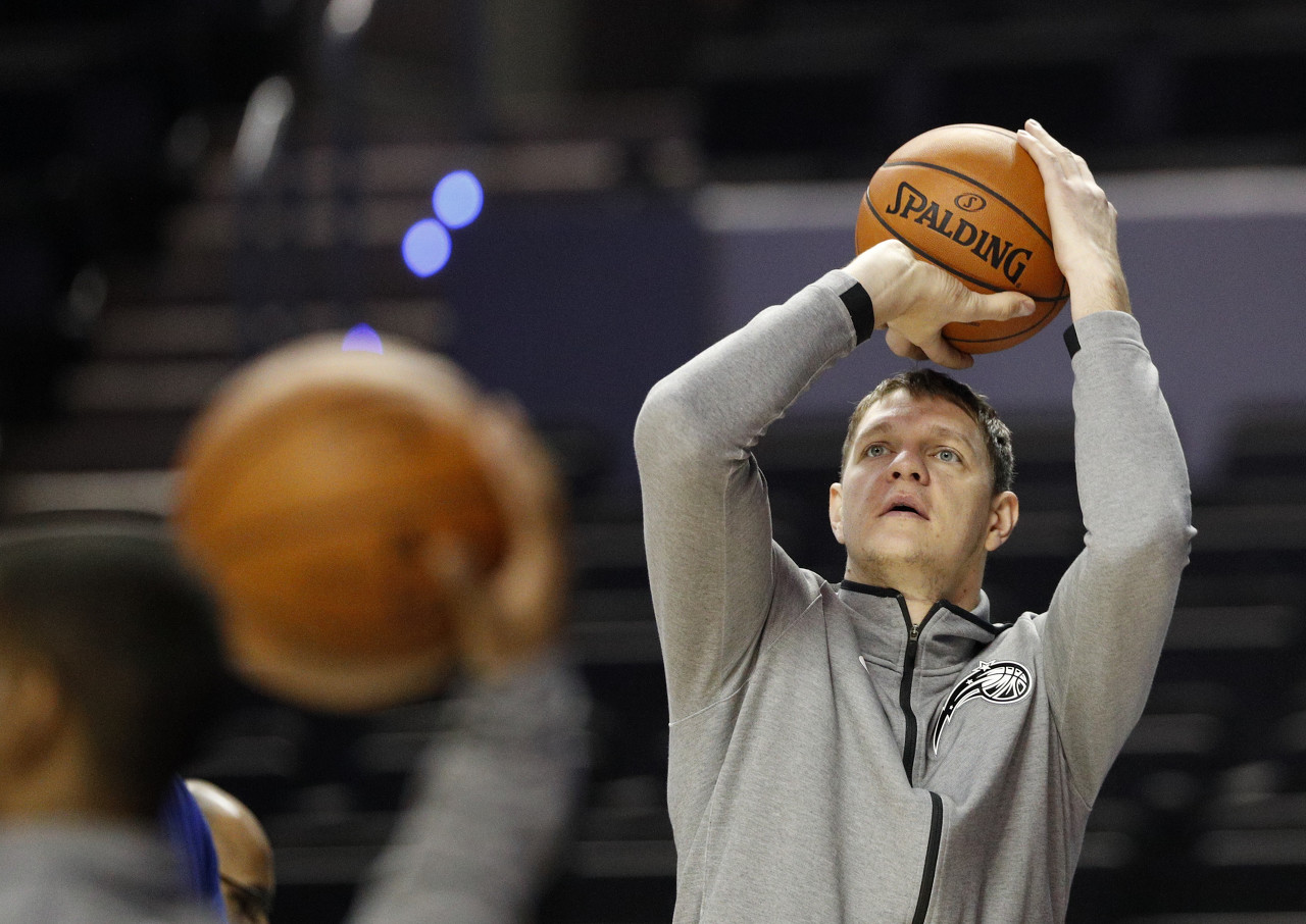 奥登：湖人当年用4年6400万签莫兹戈夫&他配得上 但我确实嫉妒