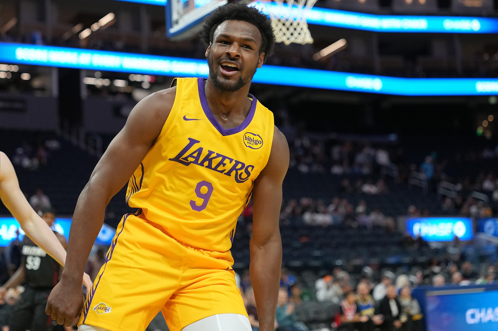 夏联生涯最佳战！布朗尼砍17分5板5助大秀技能包 最后时刻略瑕疵