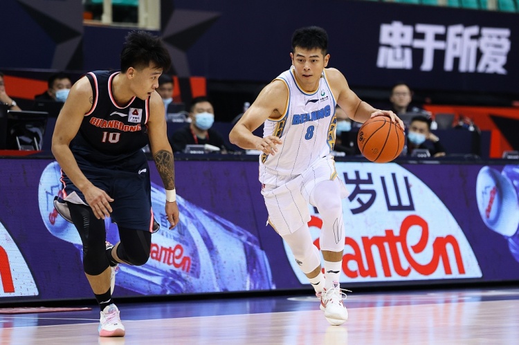 网友：方硕该让出8号球衣！北京记者：他效力北京时间最长 请尊重