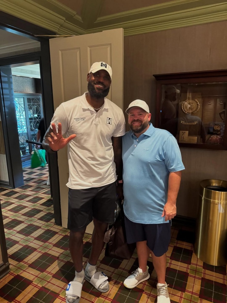 人生乐趣！职业高尔夫球手晒与詹姆斯合照：很高兴见到你！