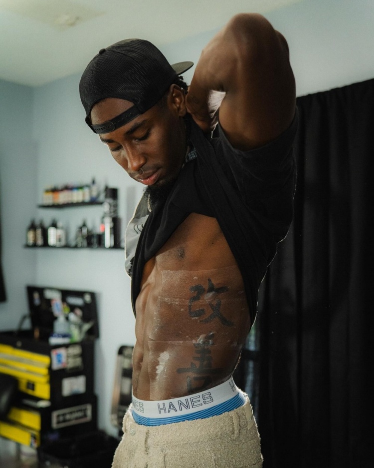 改善！步行者球员内史密斯新增两个汉字纹身！