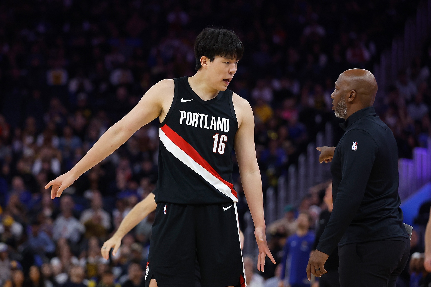 苏群：杨瀚森撞到新秀墙 篮下对抗弱&抢板选位没经验&防外线困难