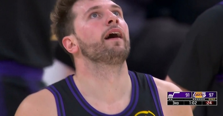 全场高呼MVP！东契奇三分轰进再来神奇2+1！三节已砍37分！