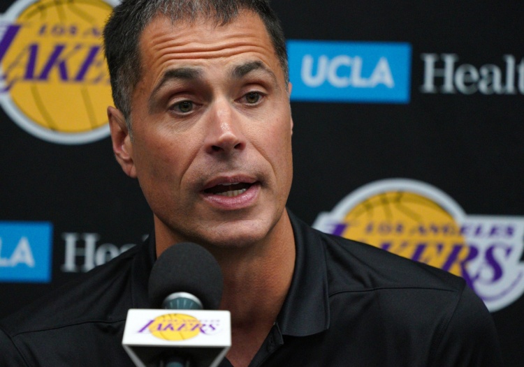 美记:湖人追字母只是球迷的幻想 他们正评估市场 近期不急于交易