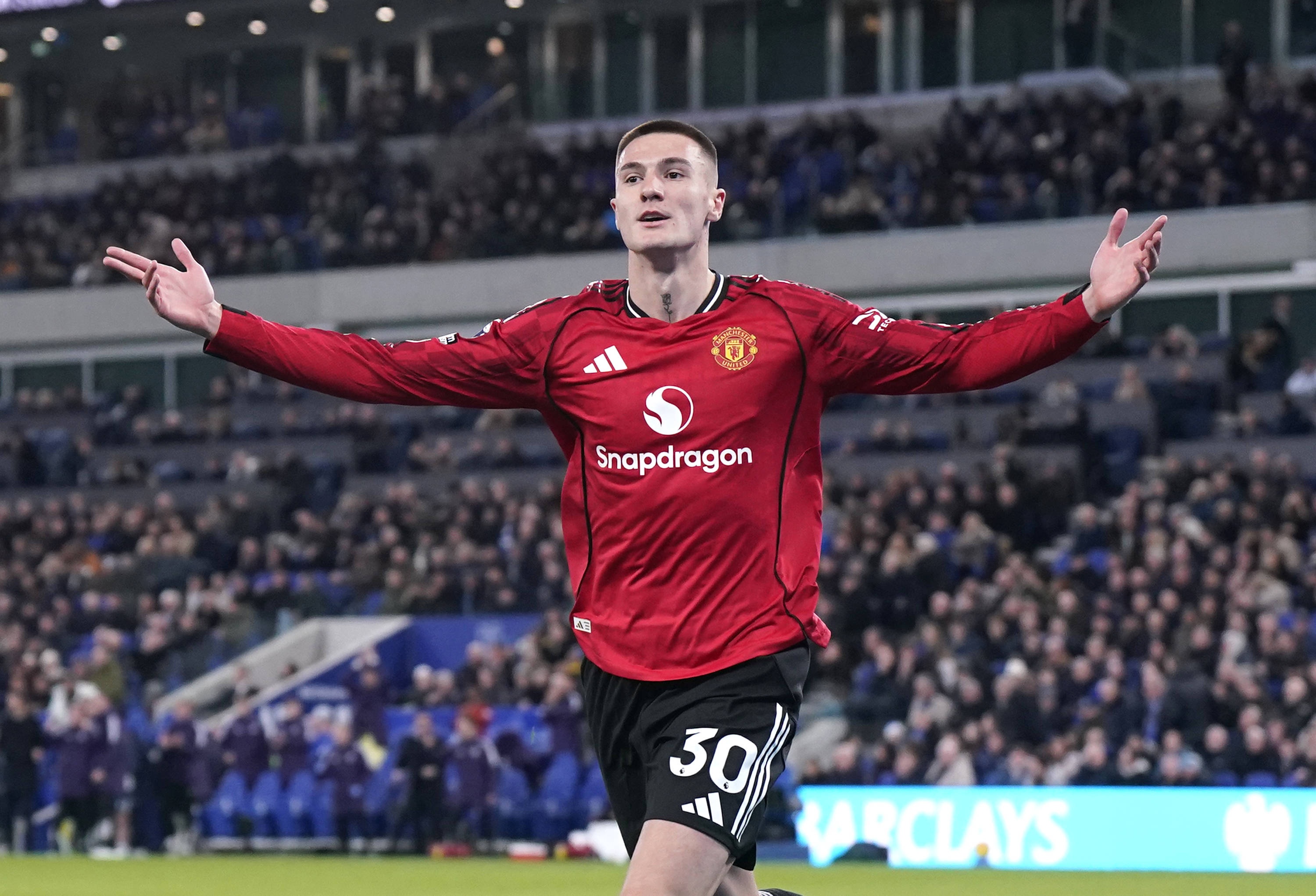 内维尔：卡里克正在把舍什科激活，这对曼联来说就是胜负手